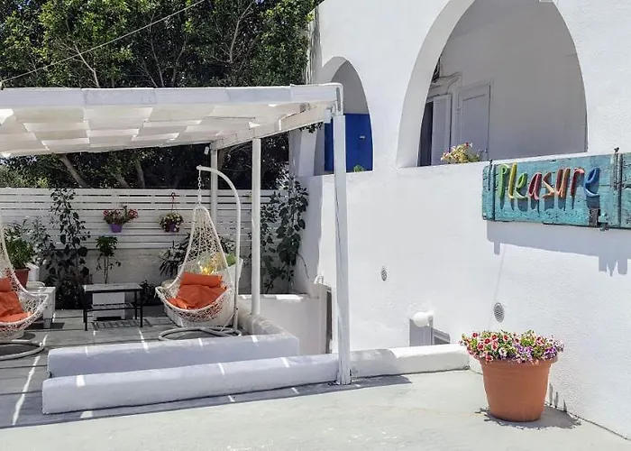 Pleasure Seaside * Perissa (Santorini)